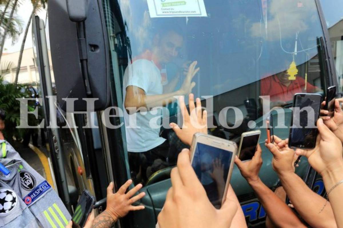 Keylor Navas fue asediado a su llegada al estadio Morazán de San Pedro Sula