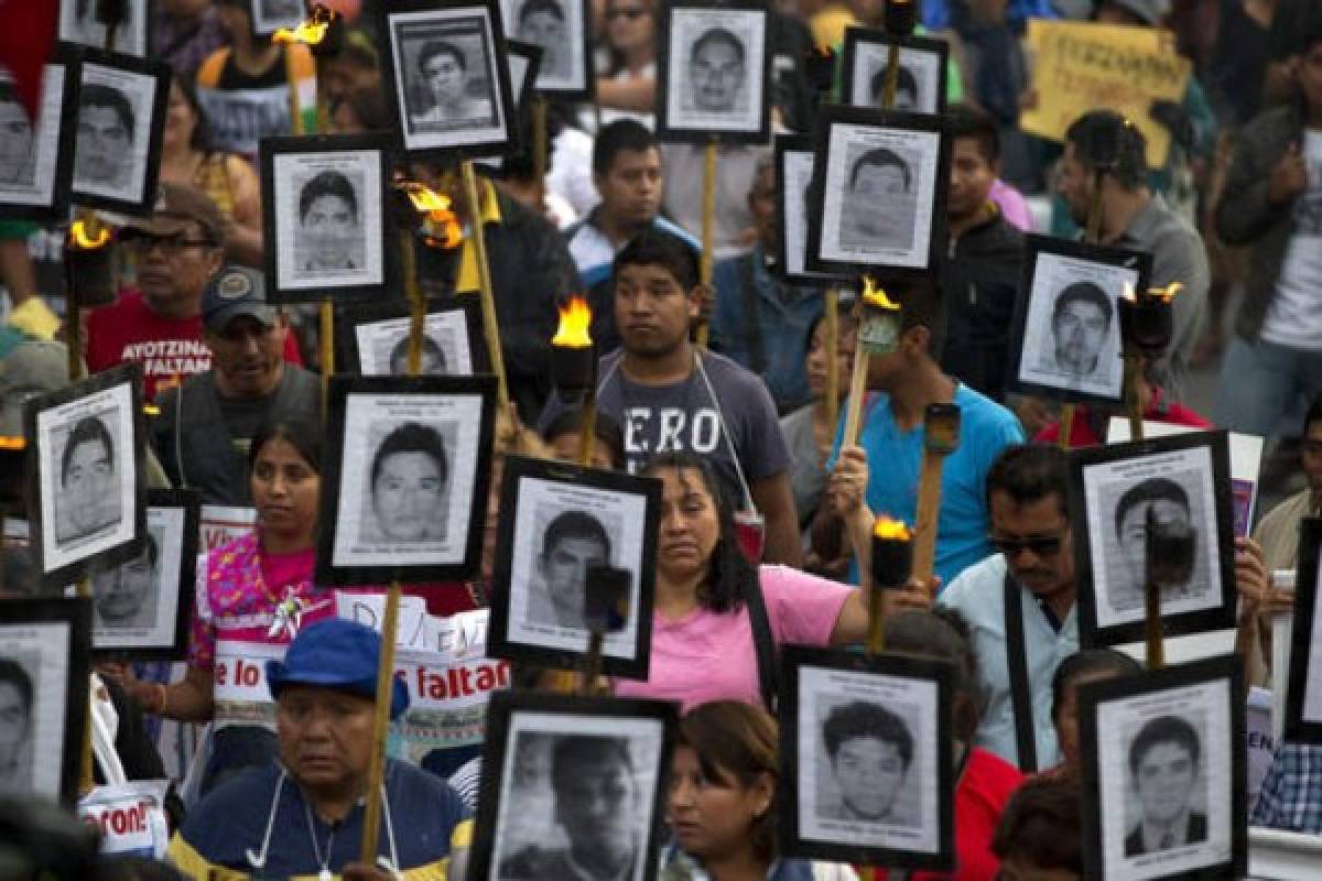 26 septiembre 2014: Policías vinculados al crimen organizado, con la complicidad de autoridades, matan a seis personas y desaparecen a 43 alumnos de la Normal Rural de Ayotzinapa. Su destino y el móvil del ataque todavía se desconoce (Foto: AP/ El Heraldo Honduras/ Noticias de Honduras)