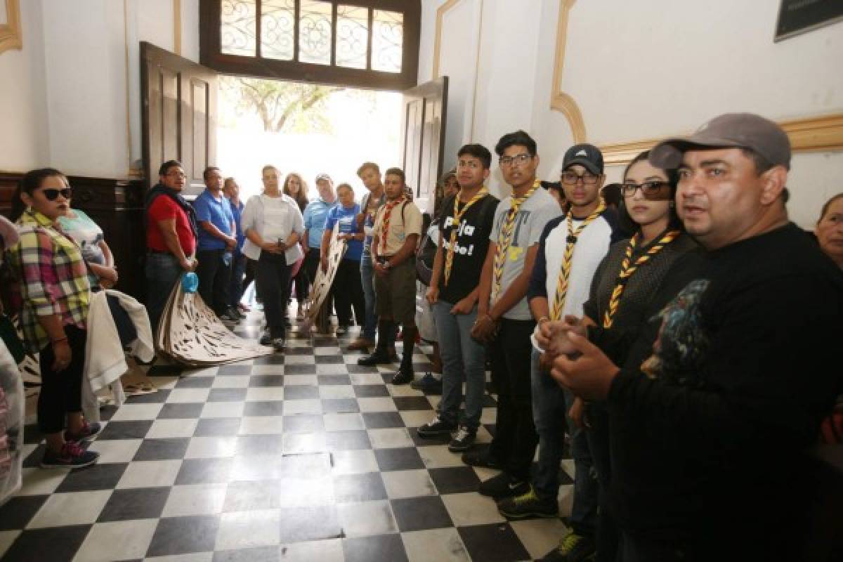 Avenida Cervantes cubierta por 650 metros de alfombra de aserrín