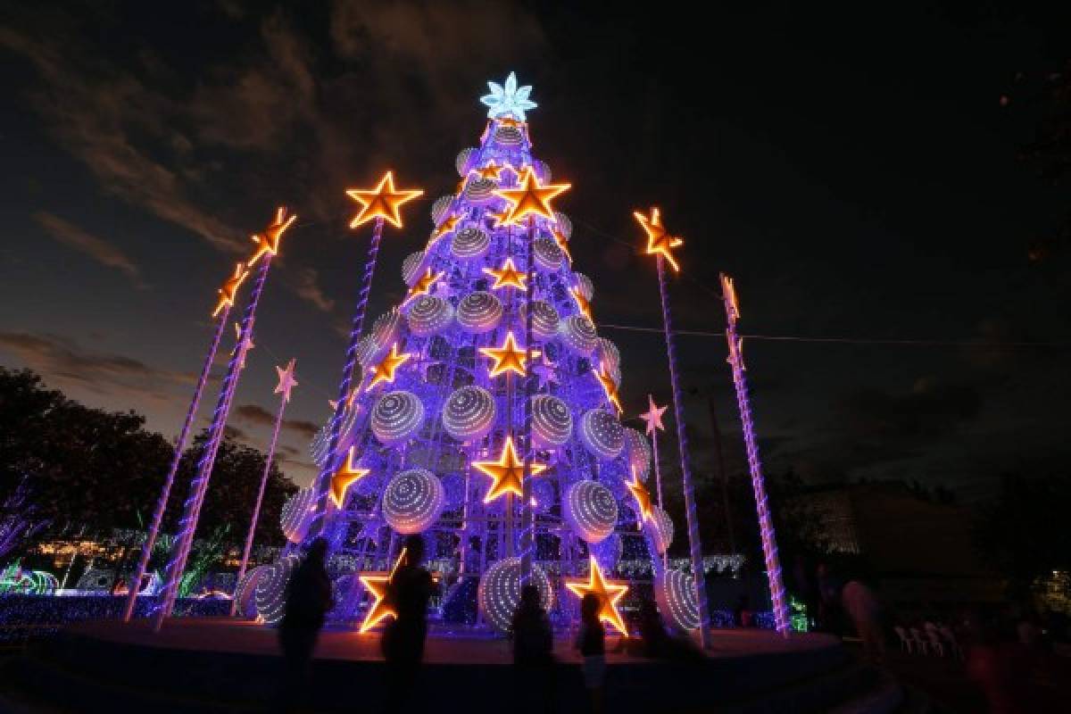 Cinco villas navideñas y nueve parques llenan de luz la capital de Honduras