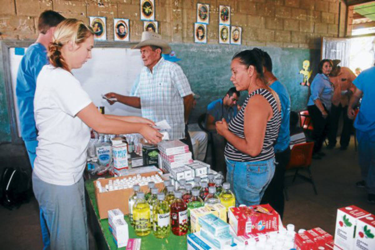 Médicos extranjeros asisten a pobladores de aldea Linaca