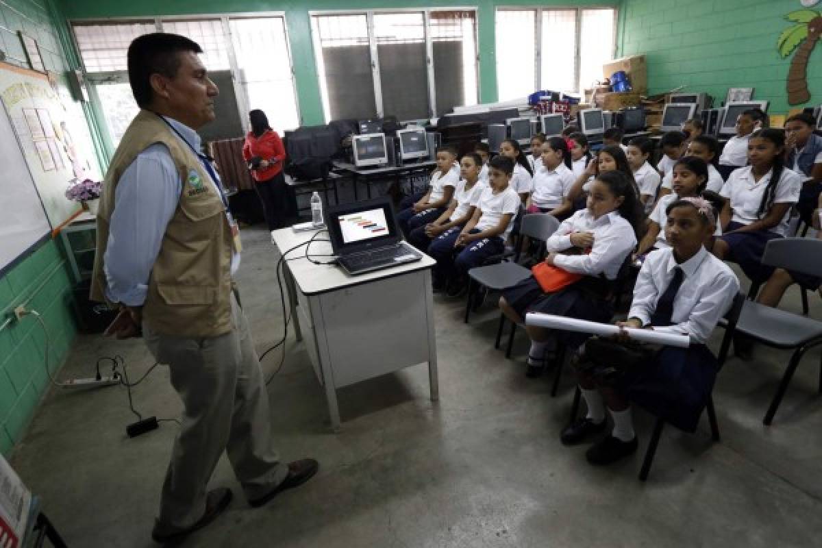 Educación forma a la Escuela República de Francia sobre los clubes ecológicos