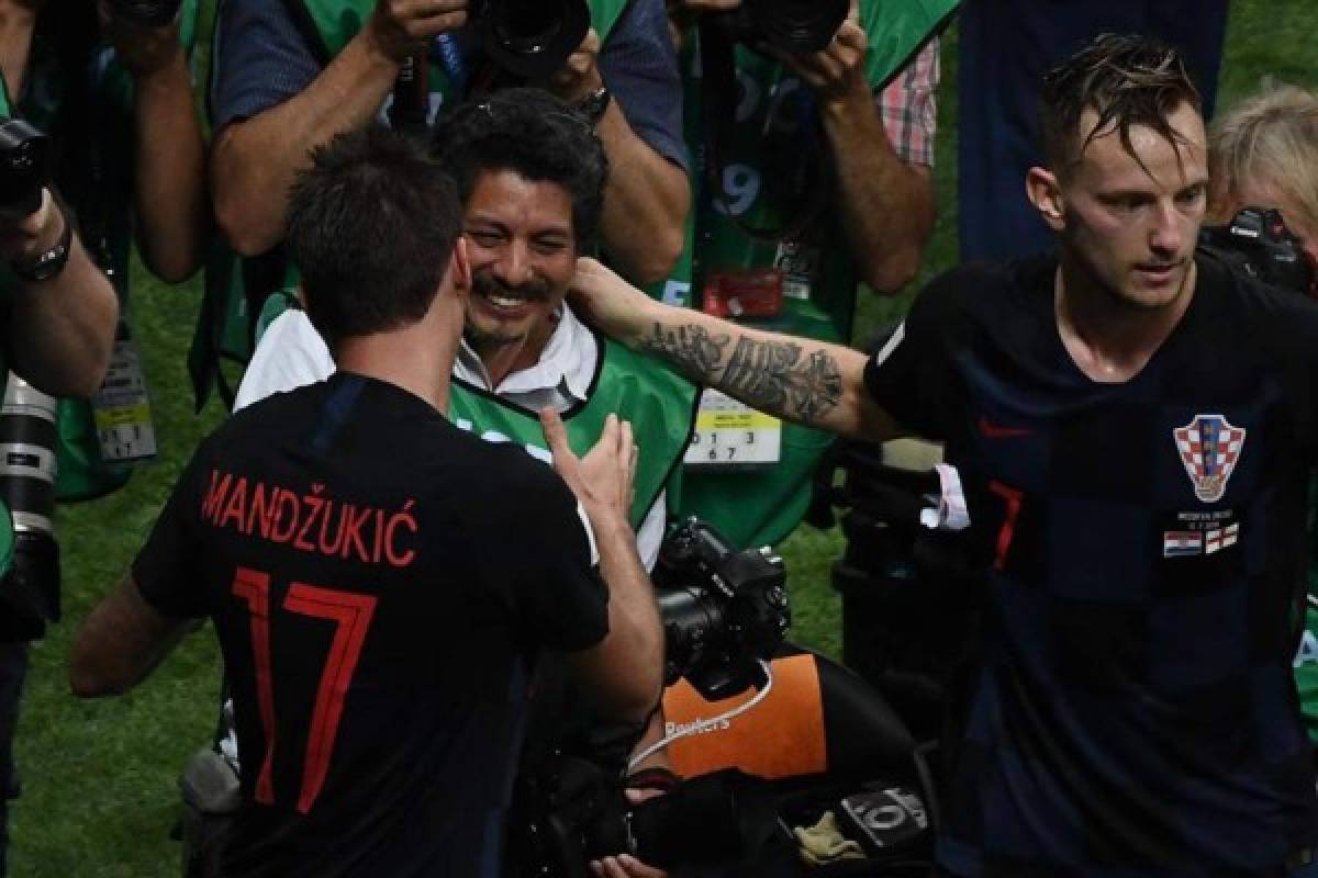 Fotógrafo salvadoreño es besado por seleccionados croatas en la celebración del segundo gol de Croacia