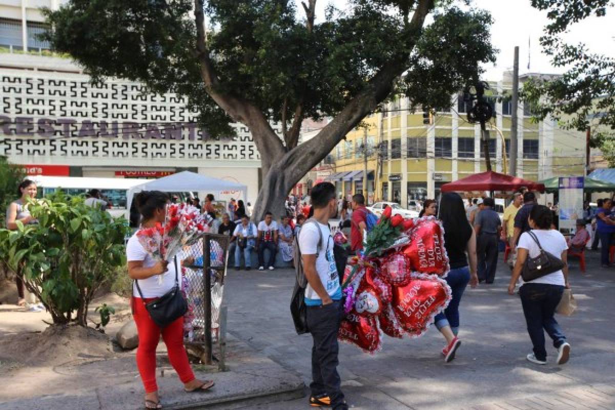 Ambiente festivo en el centro de Tegucigalpa con miras al Día de la Madre