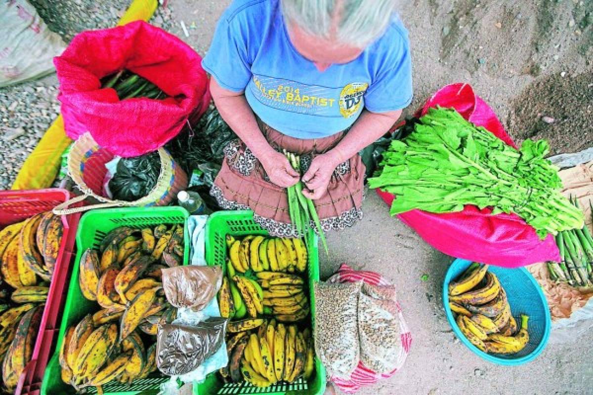 Los pobladores venden sus productos a la orilla de la calle con toda la amabilidad que les caracteriza. Fotos: Honduras Tips.
