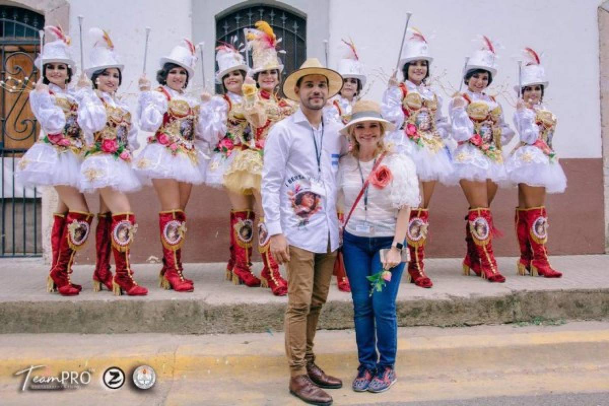 La diseñadora Carlota Molina de Lovo junto al cuadro de palillonas.