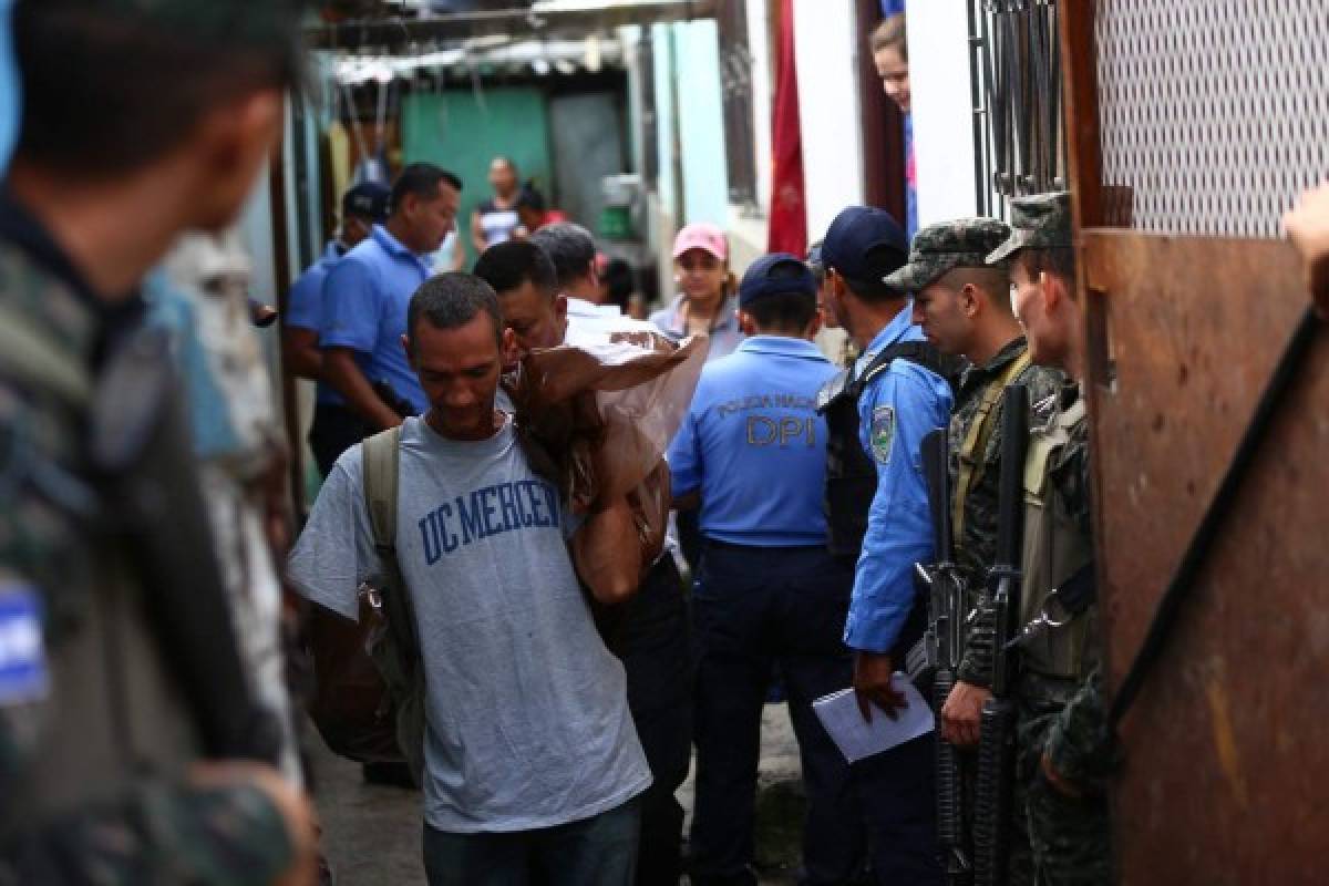 El cuerpo de Melvin Isaula es retirado por Medicina Forense de la cuartería en la que residía.