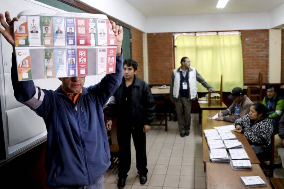 Bolivia: crece presión por interrupción de recuento de votos