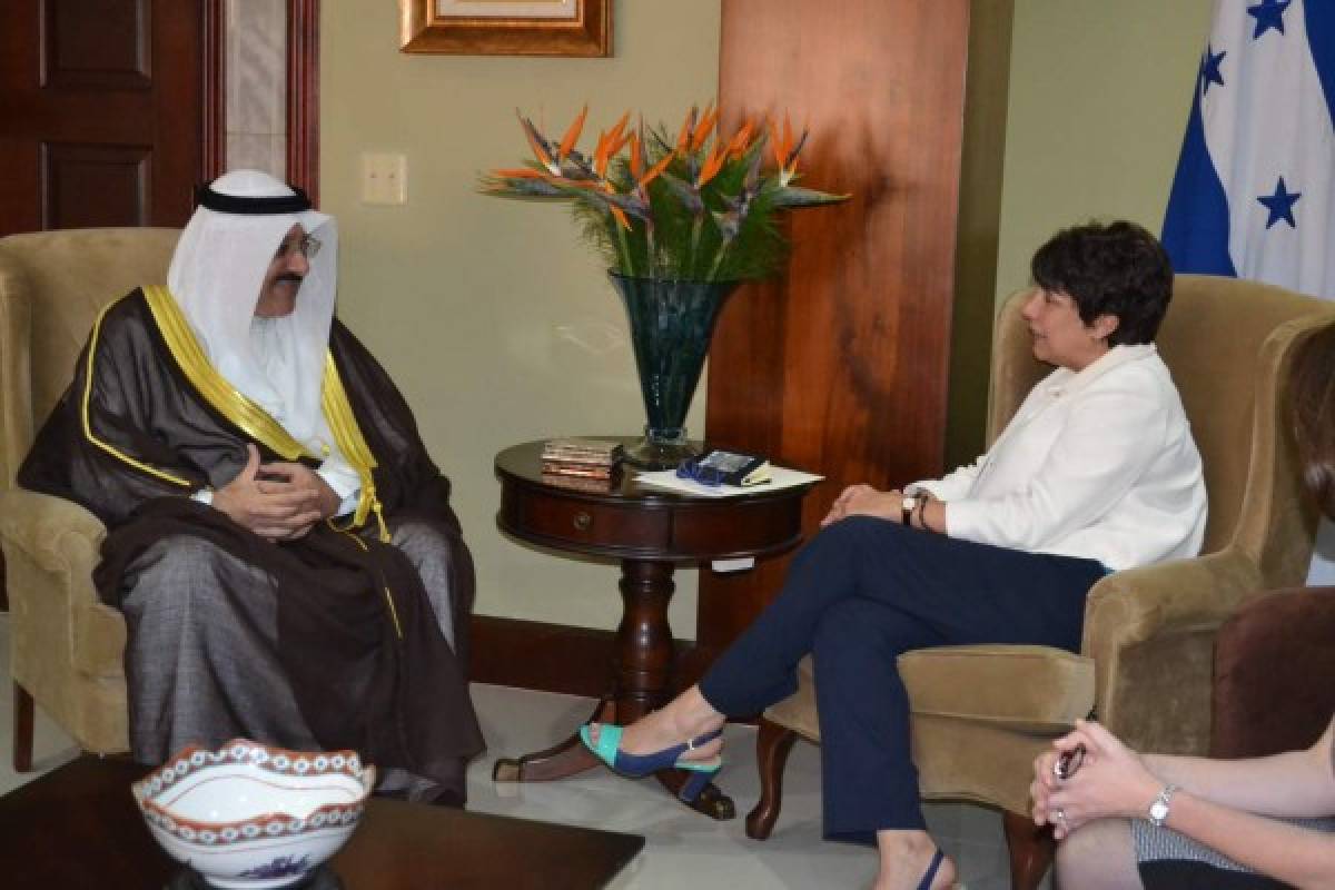 Canciller hondureña recibe a embajador de Kuwait