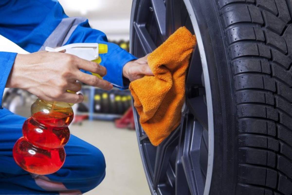 ¿Cómo pulir y limpiar los rines del vehículo?