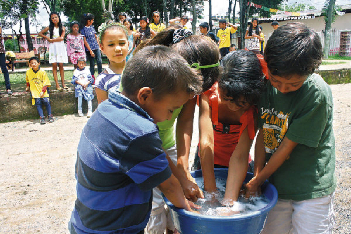 Religiosas de Brasil forman a decenas de niños de Jacaleapa