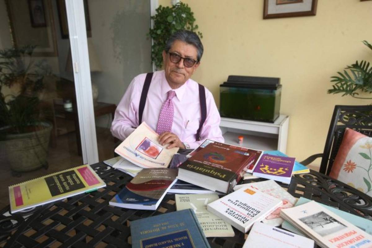 El doctor Reyes ha escrito 16 libros y es un constante investigador. Fotos: Efraín Salgado / El Heraldo.