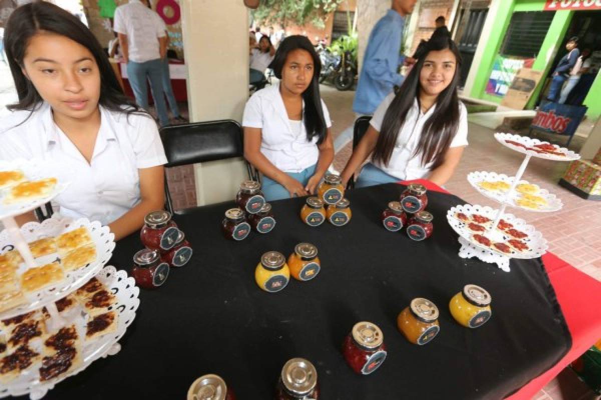 Estudiantes del Jesús Aguilar Paz reciben la Navidad