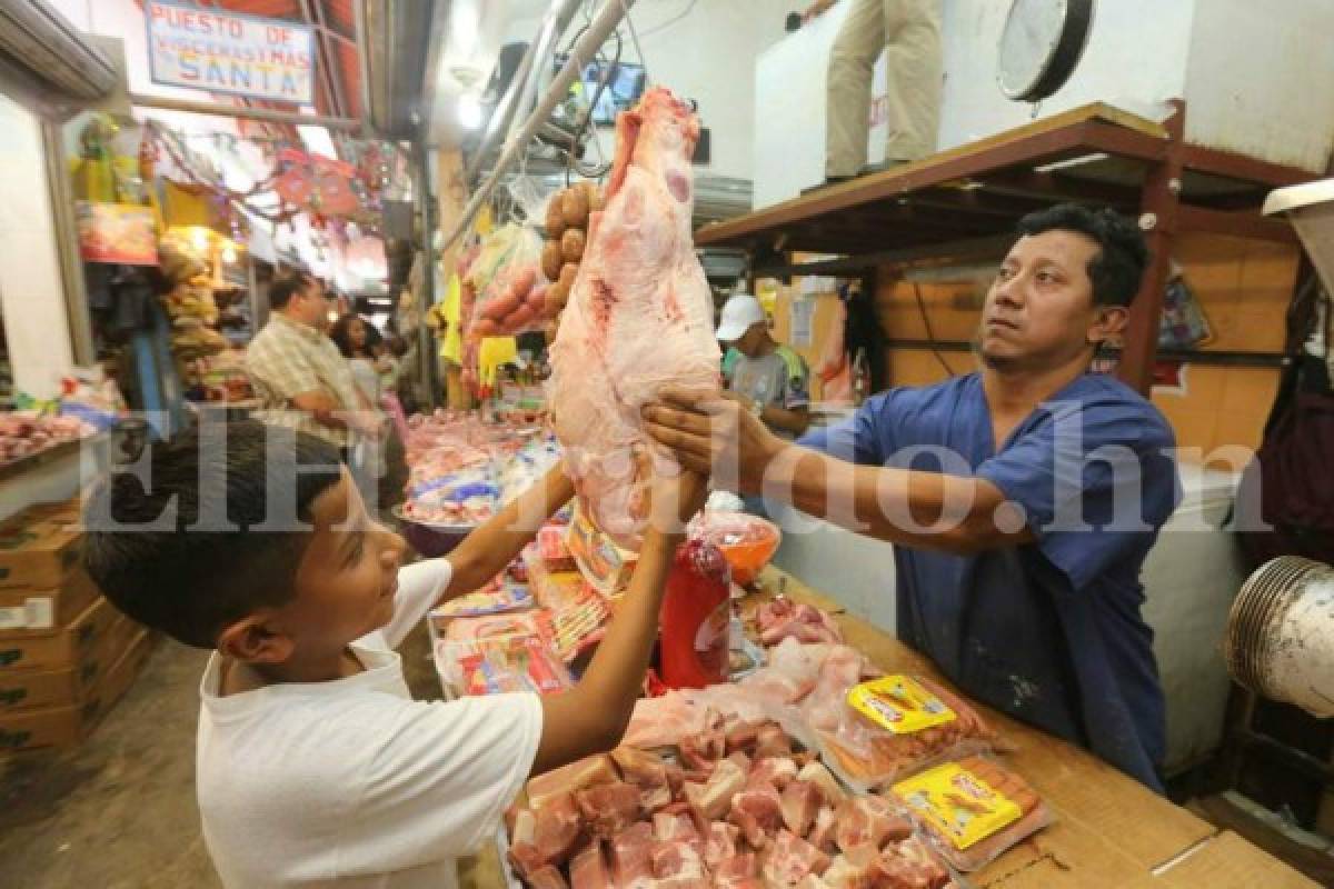 Carlitos, mientras ayuda a su padre en el mercado Colón de Comayagüela.