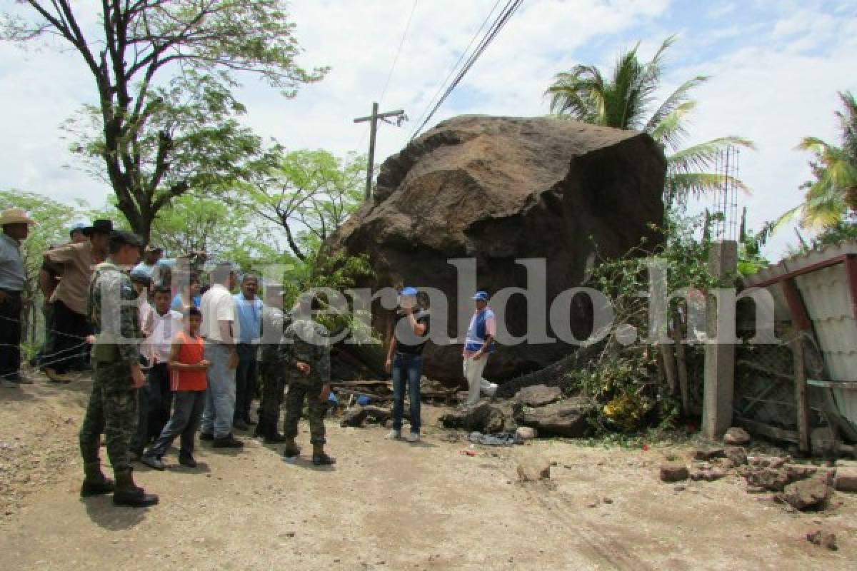 Mueren cinco personas tras caer enorme roca en su casa en El Paraíso