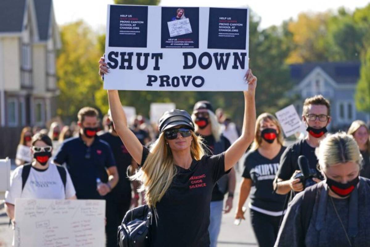 Paris Hilton encabeza protesta para cerrar escuela en Utah