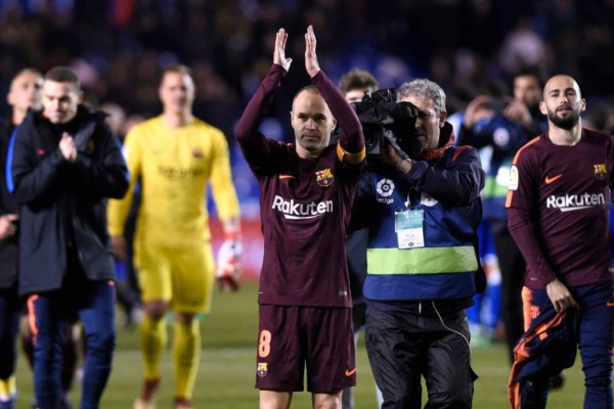 Hinchas culés le regalan a Iniesta una espectacular ovación previo a su adiós