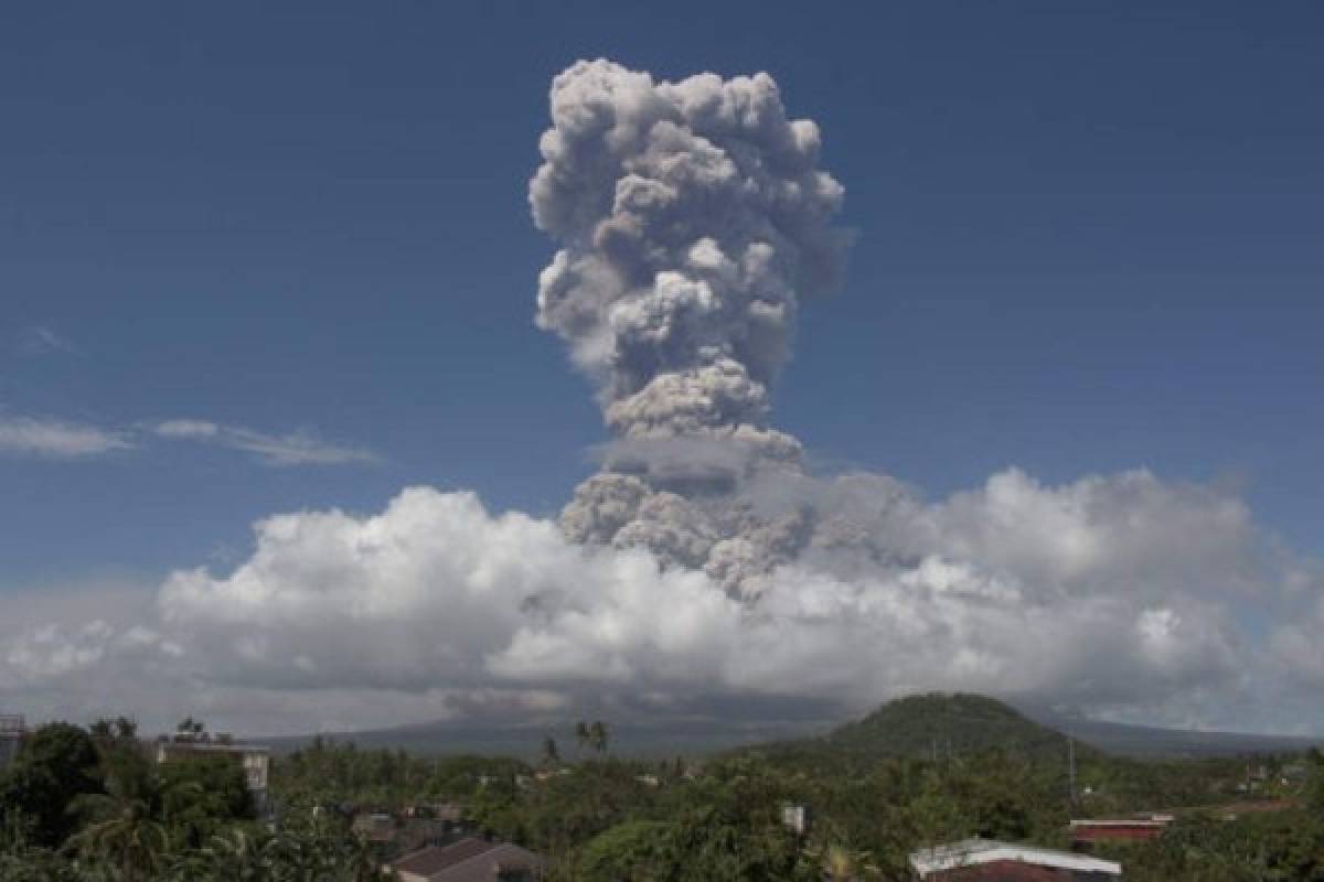 Se registra erupción en Filipinas; residentes son evacuados