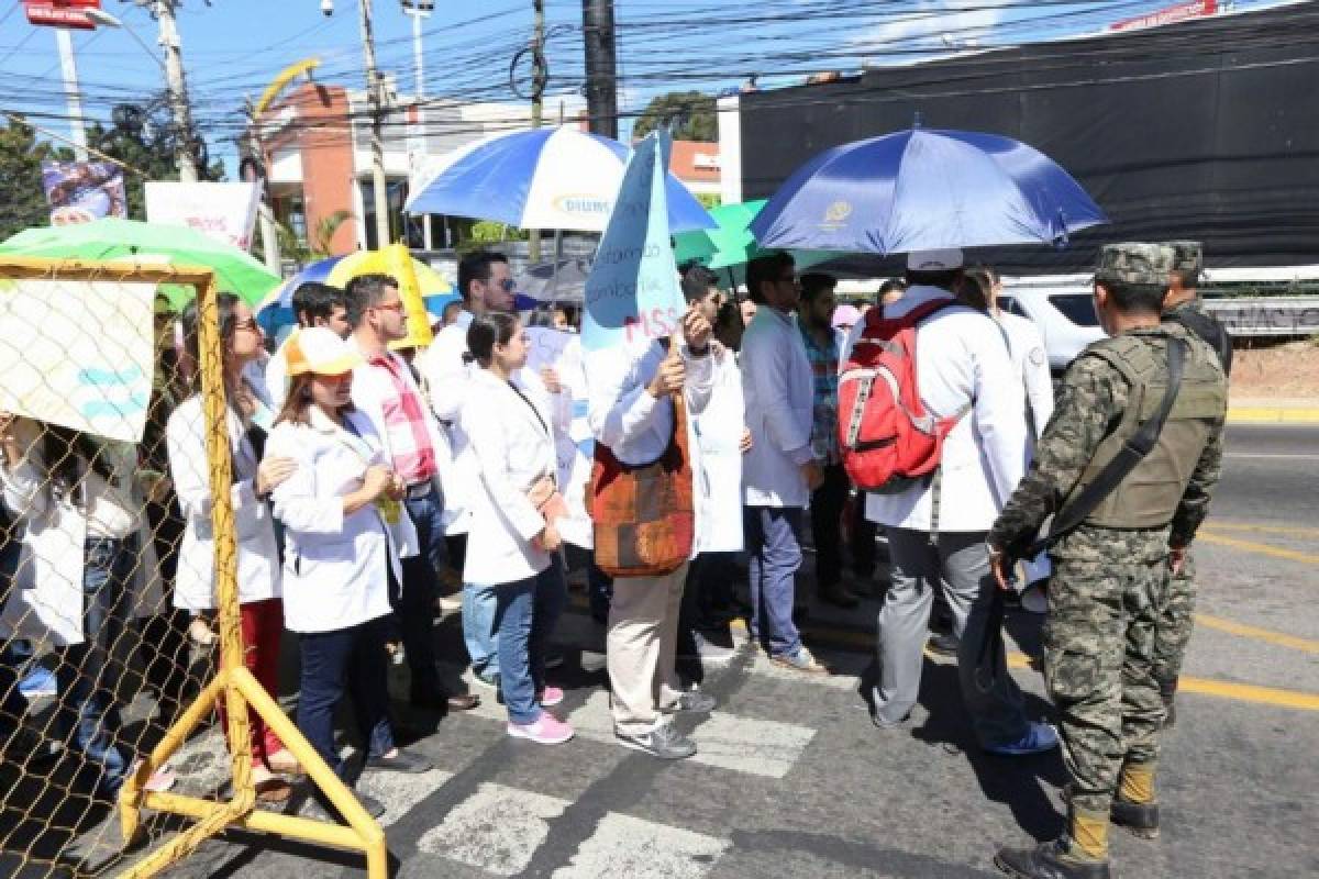 Honduras: Estudiantes de Medicina protestan a cercanías de Casa Presidencial