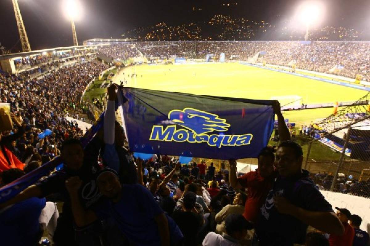 Honduras': El estadio Nacional se pintó de azul profundo...