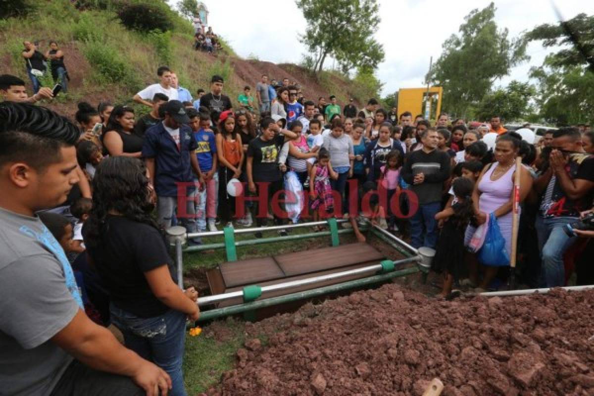 Familiares dan despedida a jovencita que murió por bala perdida en El Pedregal