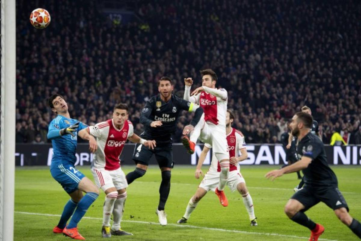 Pasados un par de minutos, Skomina se acercó a la banda para ver las imágenes de televisión, en las que se puede ver al delantero serbio Dusan Tadic obstaculizar a Courtois. Foto / AFP