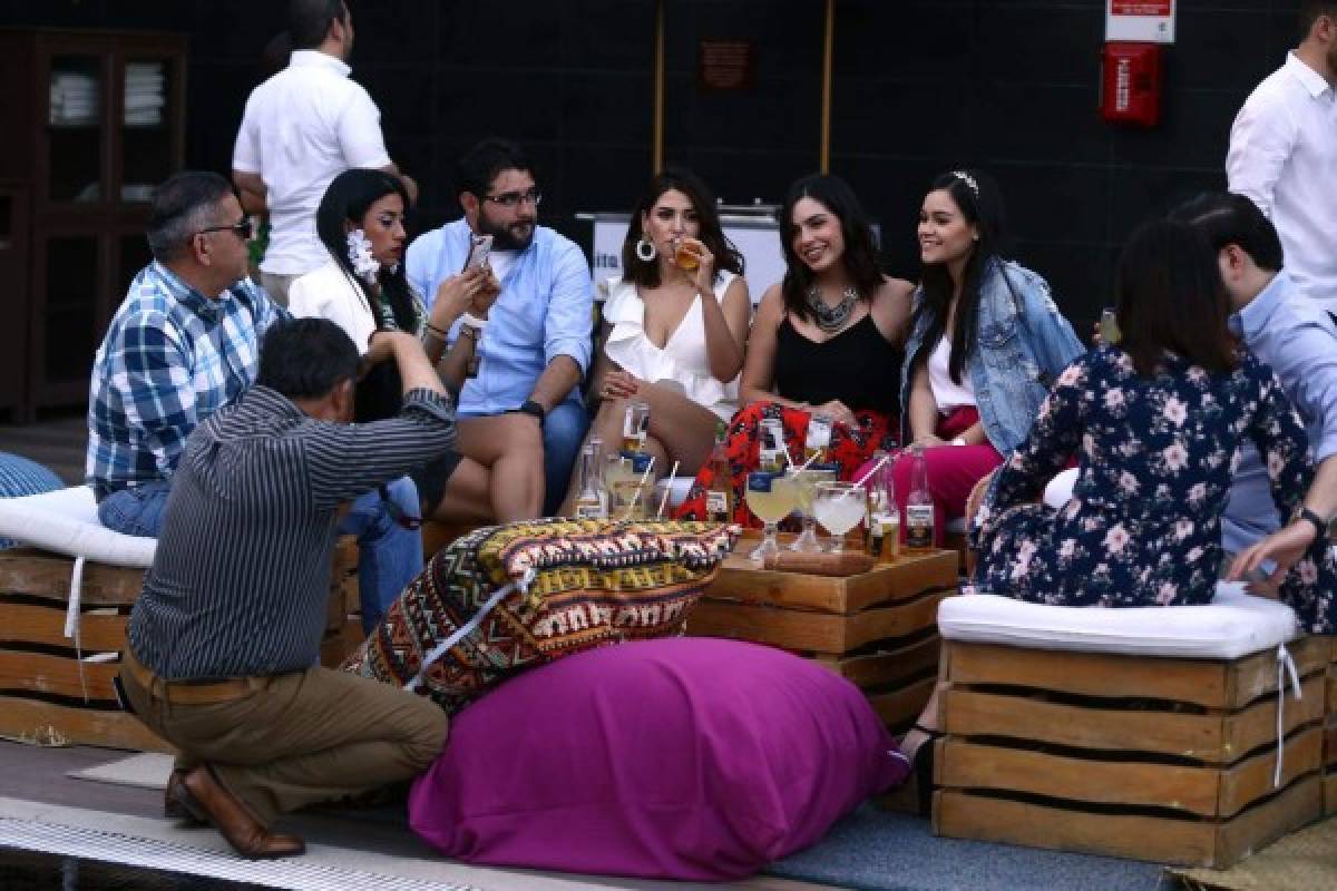 Estilo y Corona dan la bienvenida al verano en una tarde llena de música y sabor