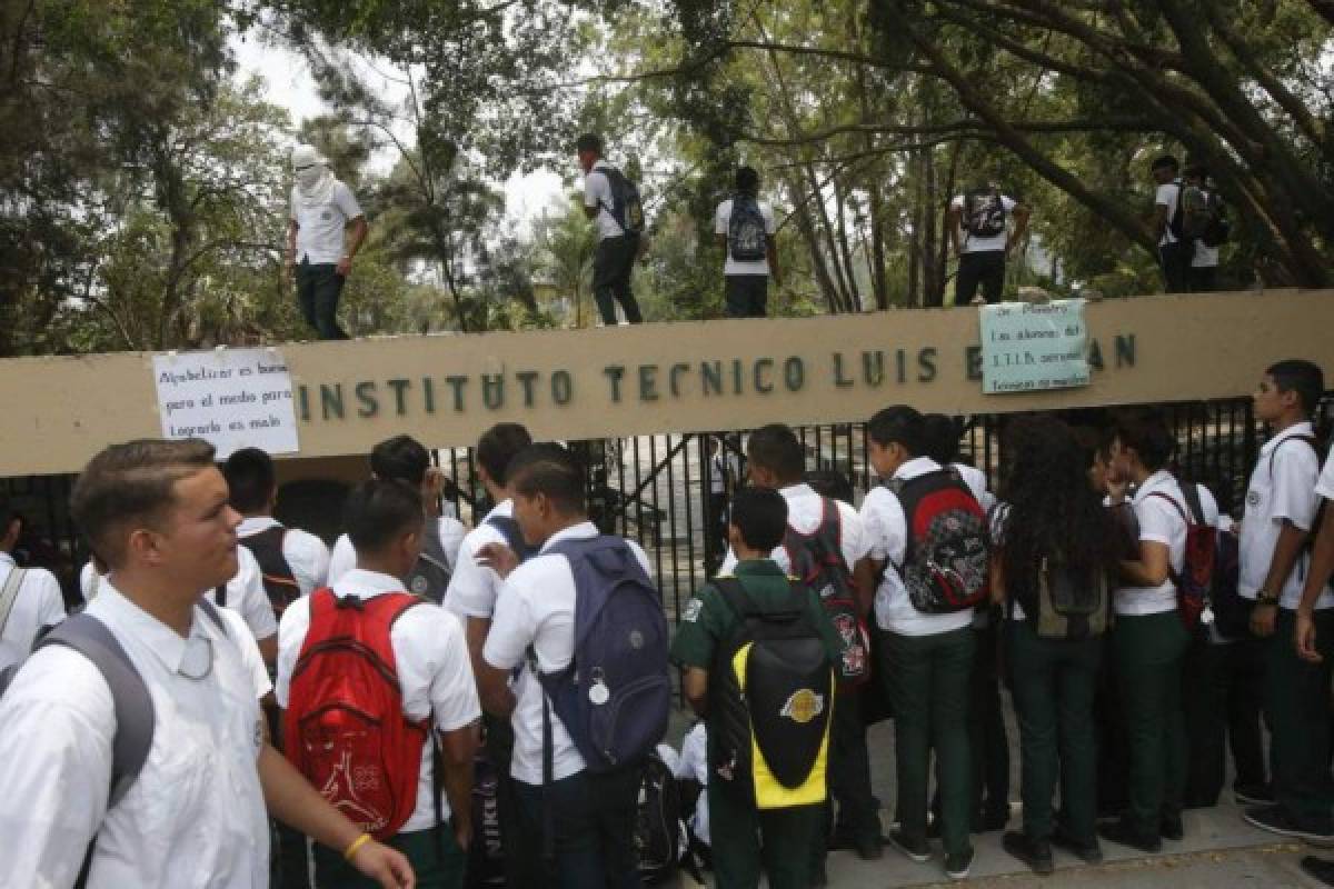 Siguen protestas contra programa de alfabetización