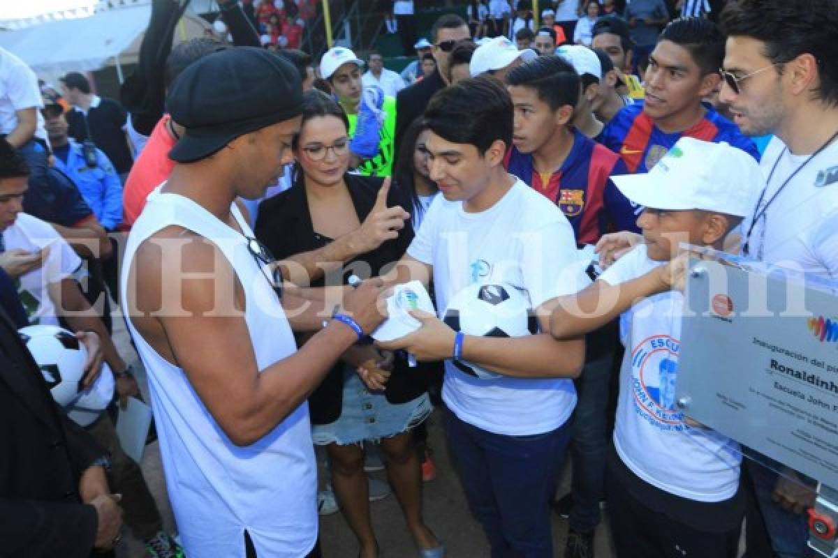 Ronaldinho plasmó su firma en escuela de la colonia Kennedy