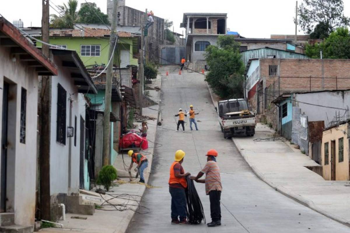 Un grupo de obreros instala el alumbrado público en la colonia Ramón Amaya Amador como parte del proyecto de Idecoas.