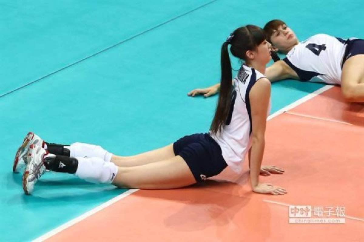 La joven demasiado hermosa que juega voleibol