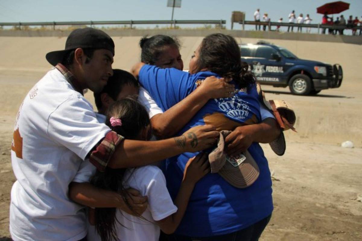 Familias separadas por frontera México-EEUU se funden en un breve abrazo