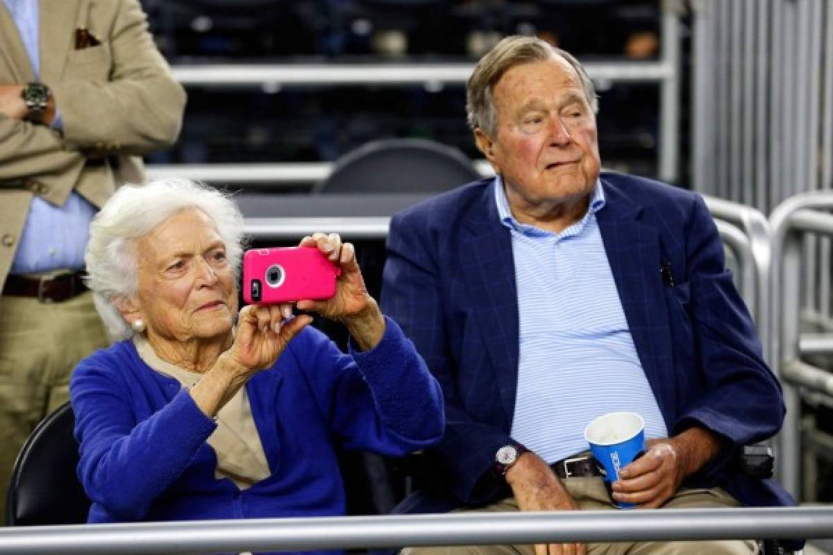 En esta foto de archivo tomada el 28 de marzo de 2015, la ex primera dama Bárbara Bush y el ex presidente George H.W. Bush observan la Final Regional Sur del Torneo de Baloncesto Masculino de la NCAA. Foto AFP