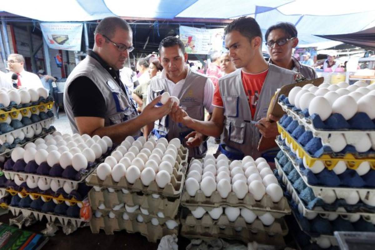 Huevos bajan de precio en Feria del Agricultor