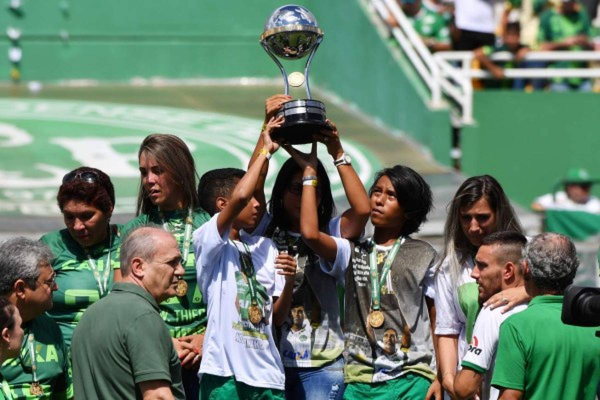 Los tres sobrevivientes del Chapecoense alzan la Copa Sudamericana