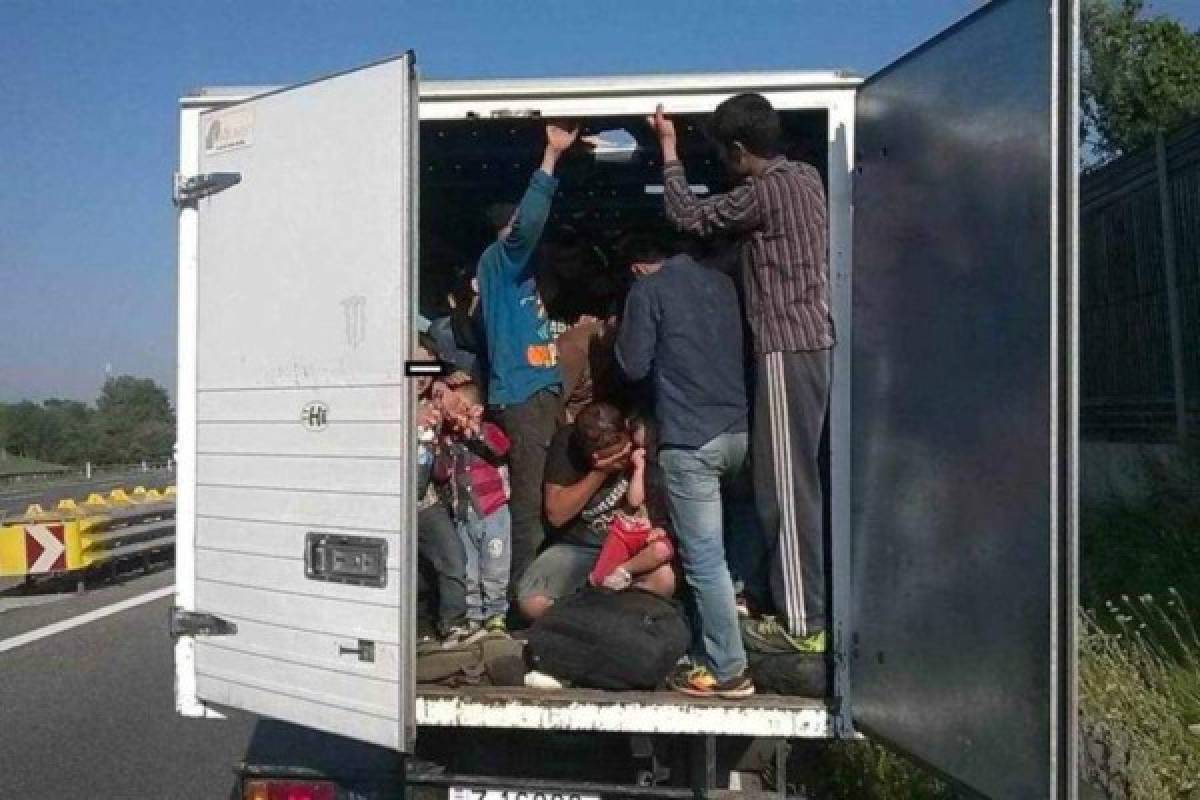Hallan a 60 inmigrantes en camión refrigerado en frontera de Texas  