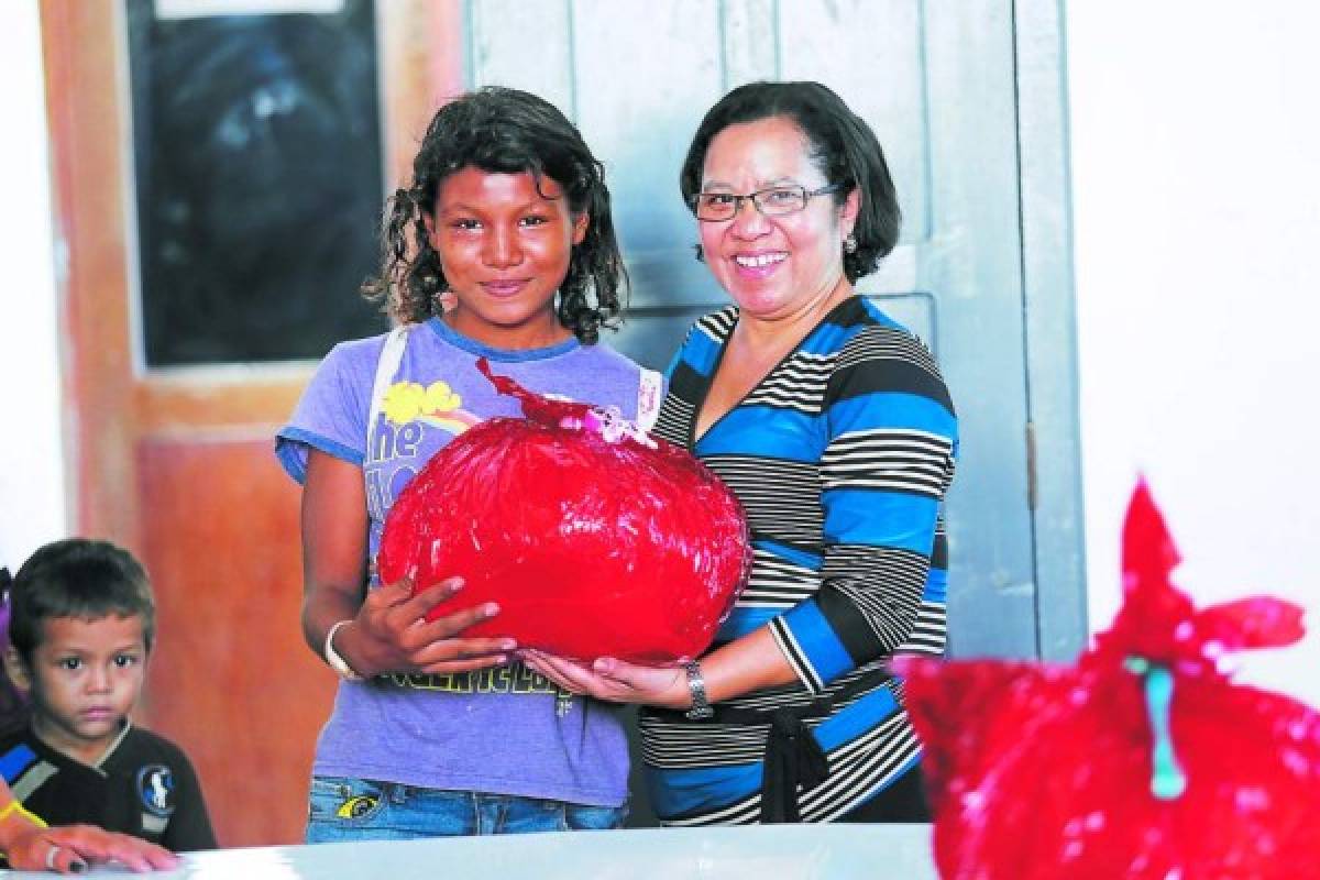 Una anticipada Navidad para los niÃ±os curileros y recicladores Los directores del Hogar Bencaleth le llevaron obsequios y alimentos a los niÃ±os trabajadores.