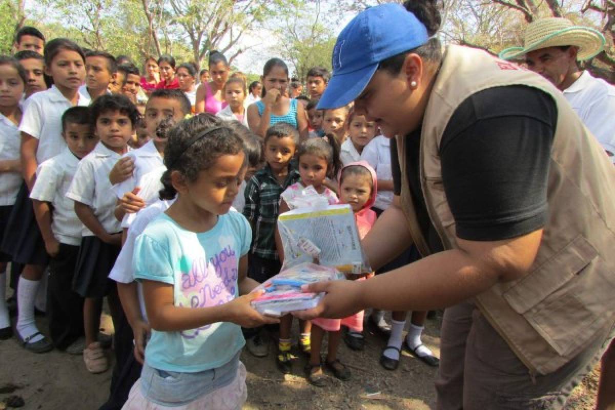 En La Picota un centenar de niños reciben un kit educativo