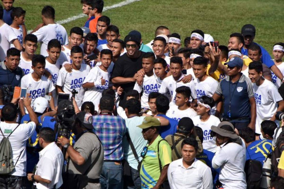 Video: El noble gesto de Ronaldinho con un aficionado que invadió la cancha en Costa Rica