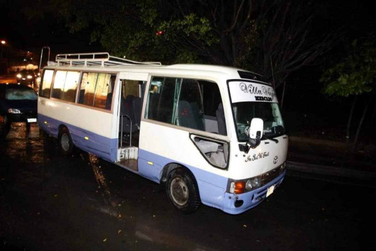 Esta es la unidad del transporte urbano que fue remolcada por los bomberos.