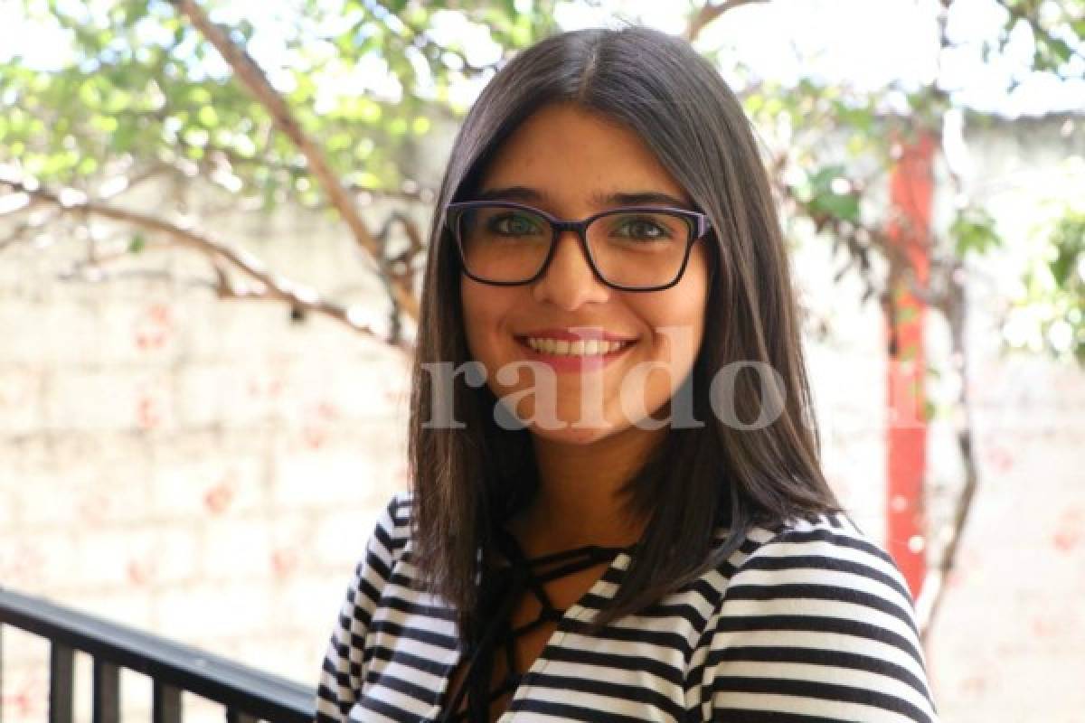 Hermosa hija de Rasel Tomé se roba las miradas en el centro electoral donde votó su padre