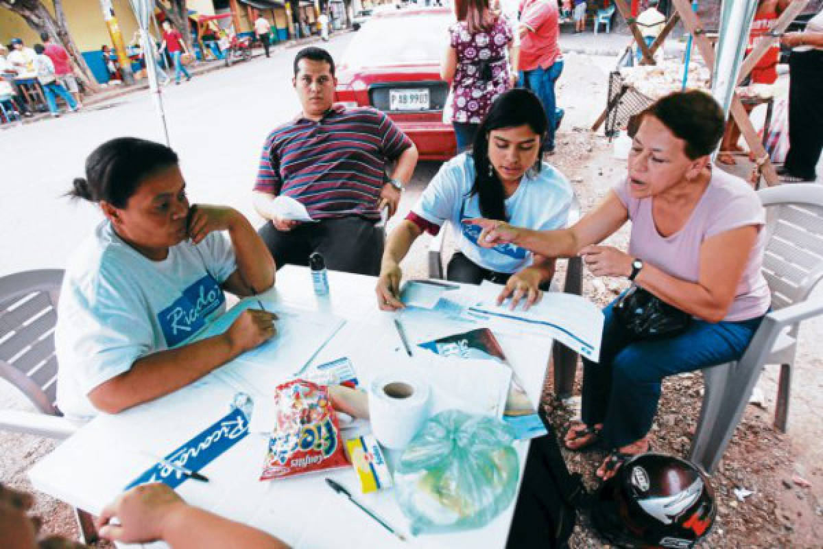 Aspirantes a la presidencia de Honduras recogen firmas para inscribir corrientes políticas
