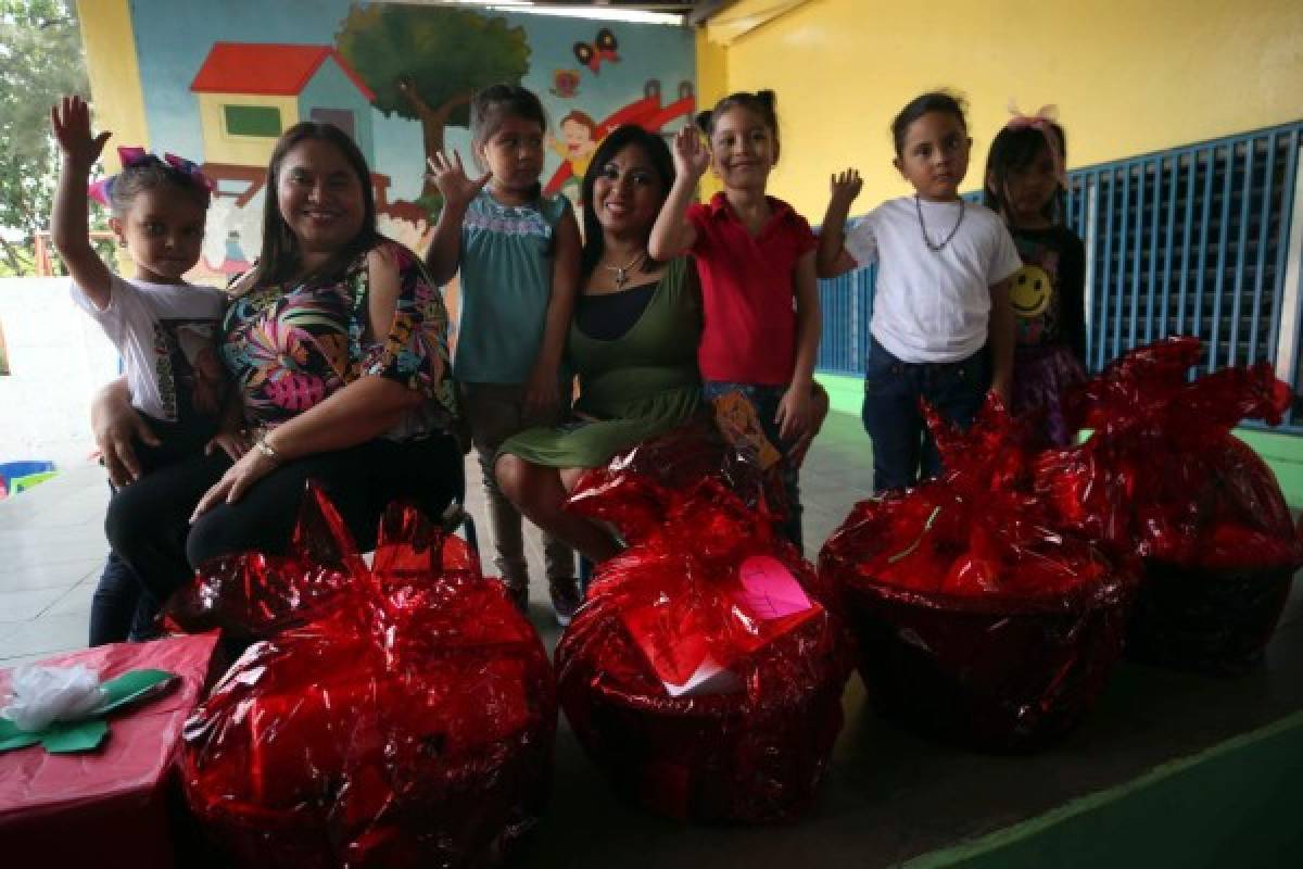 Escolares de la capital agasajan a las madres con poemas y regalos
