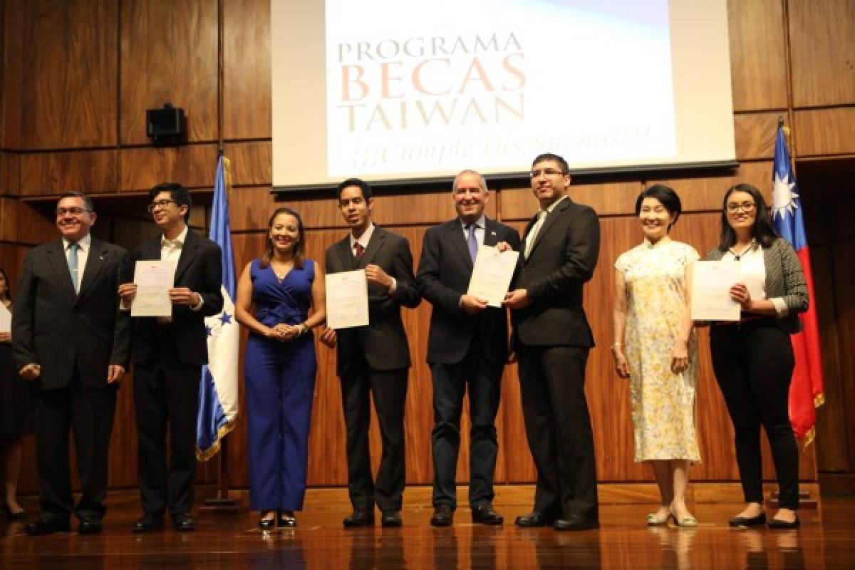 Taiwán entregó becas a jóvenes hondureños