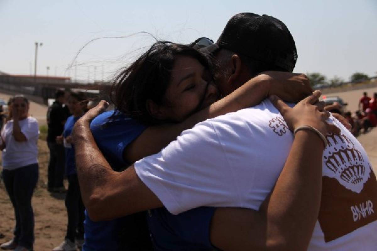 Familias separadas por frontera México-EEUU se funden en un breve abrazo