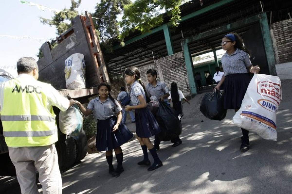Niños aprenden a obtener fondos con la venta de materiales reciclados
