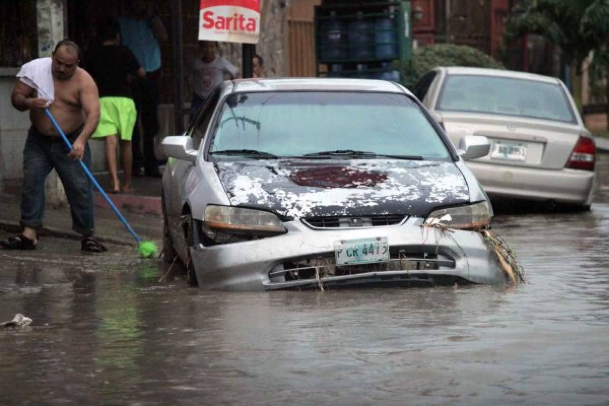 Fuertas lluvias dejan calles inundadas en el norte de Honduras