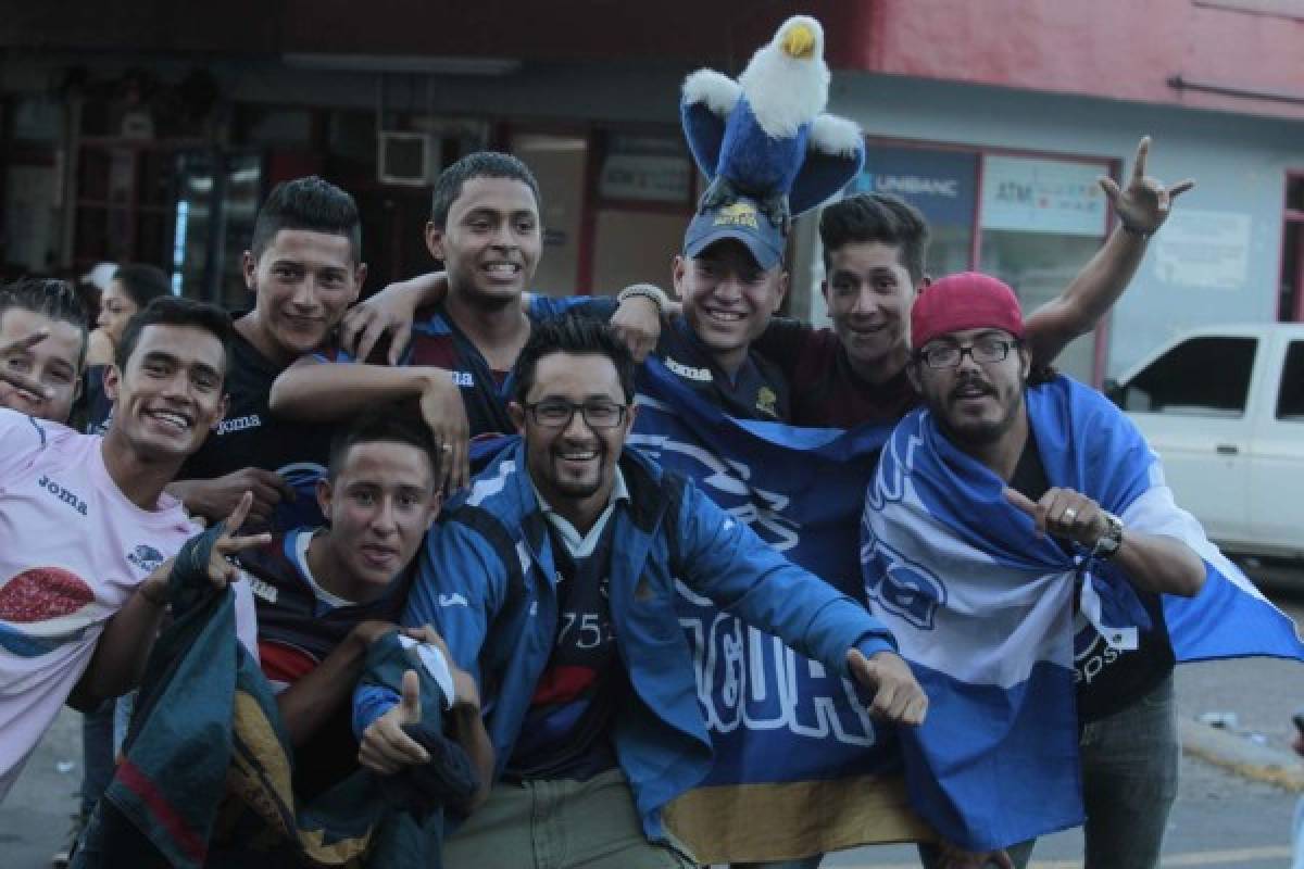 Honduras': El estadio Nacional se pintó de azul profundo...