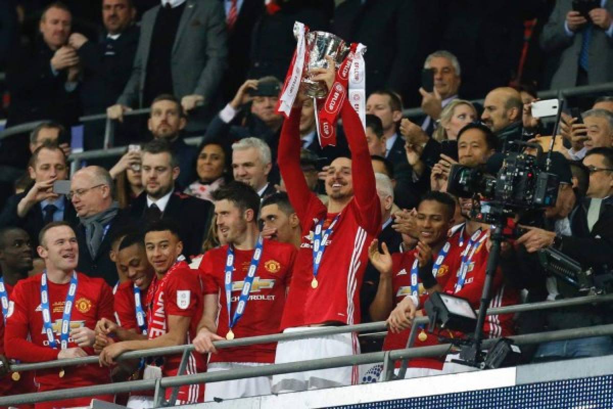 Zlatan Ibrahimovic carga a Manchester United para conquistar la Copa de Liga