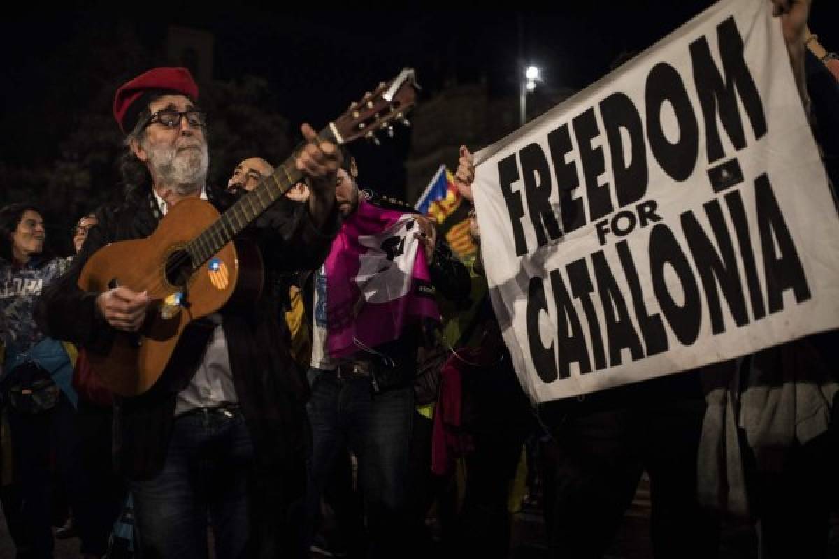 Los agentes tenían orden de cerrar los 2,315 puntos de votación previstos, pese a esto se realizó el referéndum. (Foto: AP/ El Heraldo Honduras, Noticias de Honduras)